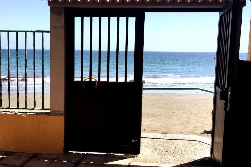 Newly Refurbished Beachfront Apartment. San Bartolome de Tirajana  Exterior photo